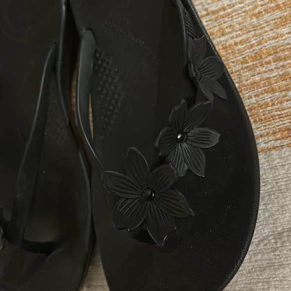 Fit flop flower flip flops - Picture 2 of 4